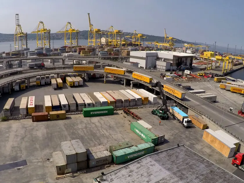 Una veduta di un’area portuale. Foto Lasorte
