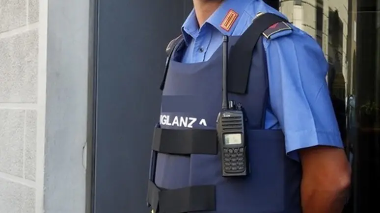 Un vigilante in una foto simbolica