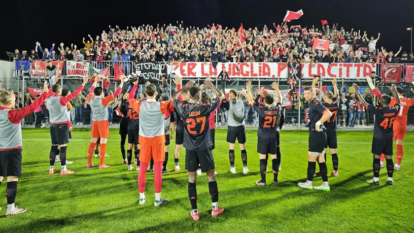 La squadra con i tifosi durante l’ultima trasferta del playout a Caldiero (Lasorte)