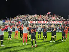 La squadra con i tifosi durante l’ultima trasferta del playout a Caldiero (Lasorte)