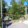 La scalinata dedicata a Carlo Carubolo danneggiata dopo il passaggio dell’auto Foto Daniele Tibaldi