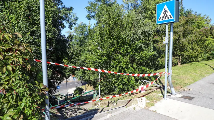 La scalinata dedicata a Carlo Carubolo danneggiata dopo il passaggio dell’auto Foto Daniele Tibaldi