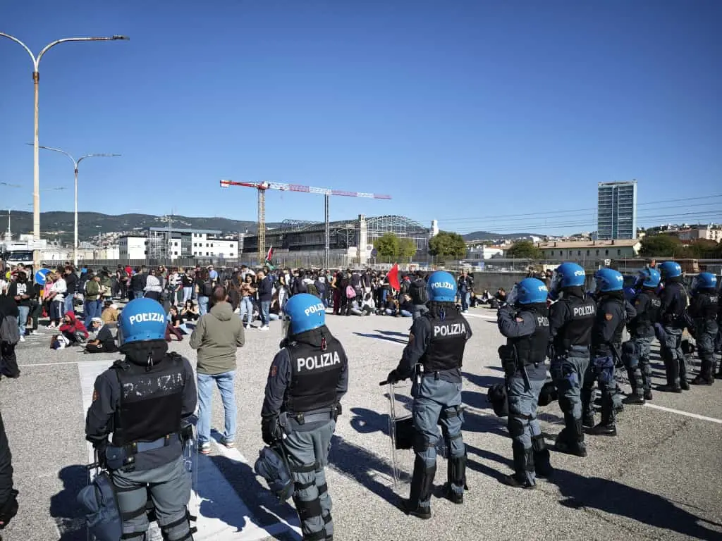 I manifestanti davanti al Varco 1 (Lasorte)