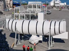 Il batiscafo Trieste in allestimento in piazza Unità foto Massimo Silvano