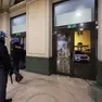 La porta della stazione ferroviaria di Trieste andata in frantumi la sera di giovedì 2 ottobre