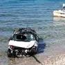 I resti dell’automobile precipitata in mare a Segna: nell’incidente sono morte quattro persone
