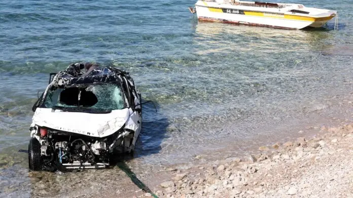I resti dell’automobile precipitata in mare a Segna: nell’incidente sono morte quattro persone