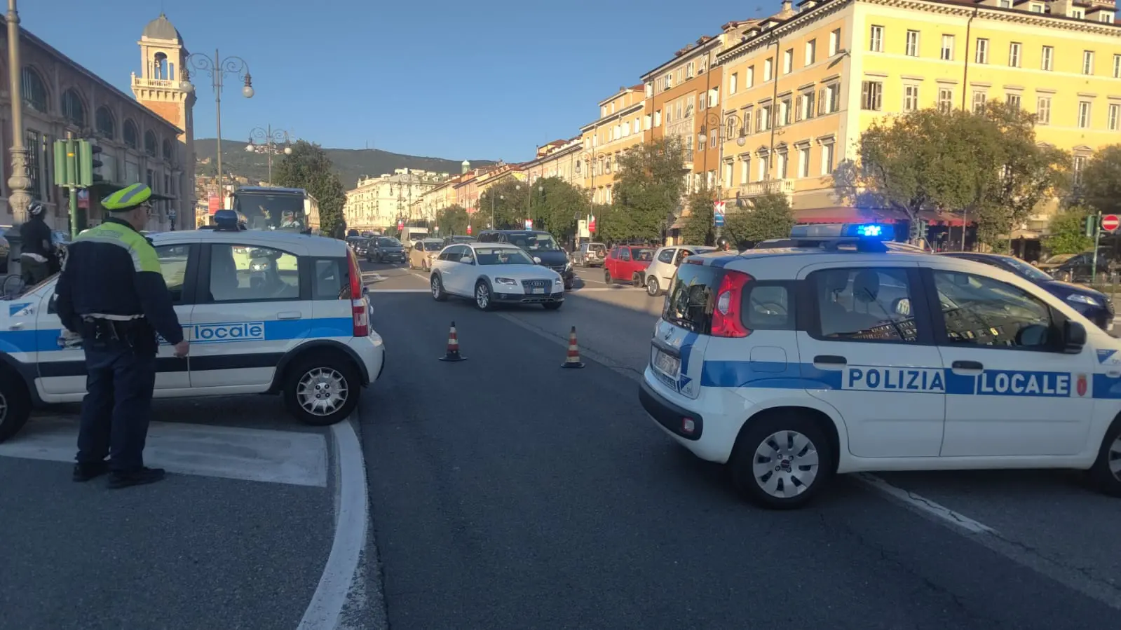 Il traffico bloccato sulle Rive di Trieste