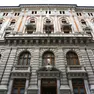 L’esterno dell’imponente palazzo che ospita la sede della Fondazione CRTrieste in via Cassa di Risparmio (Lasorte)