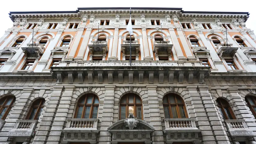 L’esterno dell’imponente palazzo che ospita la sede della Fondazione CRTrieste in via Cassa di Risparmio (Lasorte)