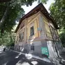 L’edificio all’interno del Giardino pubblico De Tommasini e il lato toilette. I bagni vengono usati anche per incontri erotici. Foto Lasorte