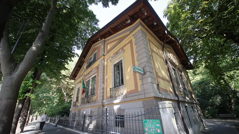 L’edificio all’interno del Giardino pubblico De Tommasini e il lato toilette. I bagni vengono usati anche per incontri erotici. Foto Lasorte