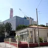 Una casa attaccata all’impianto e uno scatto del 2015, quando ancora l’impianto funzionava a carbone foto Bonaventura