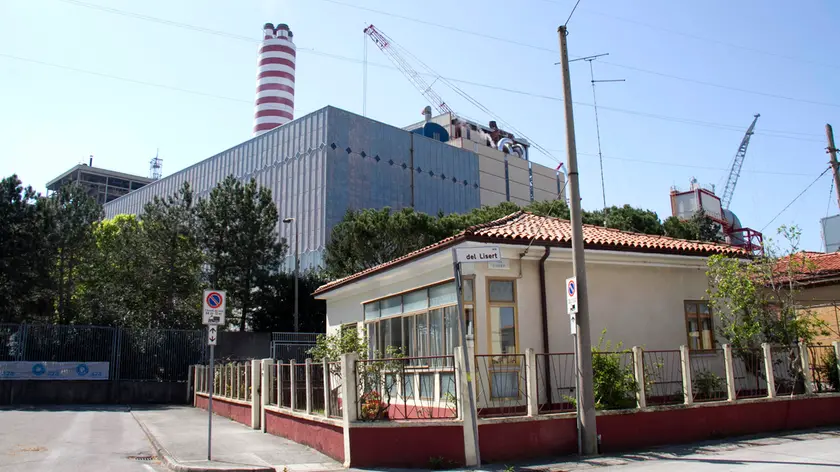Una casa attaccata all’impianto e uno scatto del 2015, quando ancora l’impianto funzionava a carbone foto Bonaventura