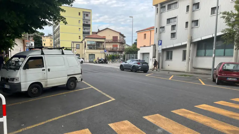 Gli stalli gialli riservati ai residenti possessori di bollino dematerializzato