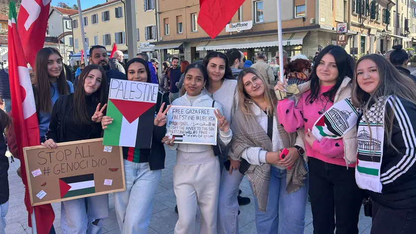 Un gruppo di ragazze scese in piazza a Monfalcone