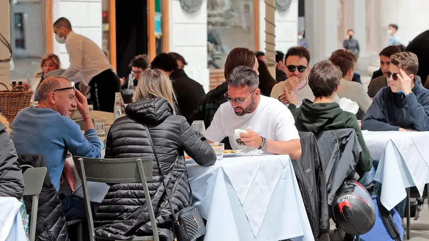 Persone a tavola in un ristorante di Trieste in una foto d’archivio