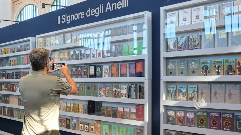 Un angolo della mostra di Tolkien al Salone degli Incanti foto Silvano