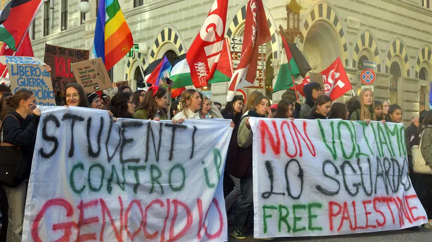 Il corteo pro Pal organizzato dalla Cgil venerdì 3 ottobre a Trieste al quale hanno partecipato anche gli studenti. Foto Bruni