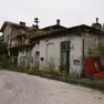 Una delle palazzine degradate che sorgono all’angolo fra piazzale Saba e via Francesco Di Manzano (Foto Marega)