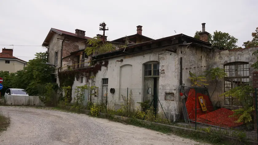 Una delle palazzine degradate che sorgono all’angolo fra piazzale Saba e via Francesco Di Manzano (Foto Marega)