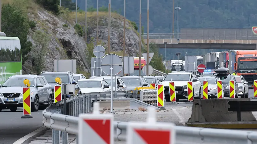 Anche ieri l’intenso traffico ha messo sotto pressione il valico di Fernetti e tutta l’area Foto Massimo Silvano