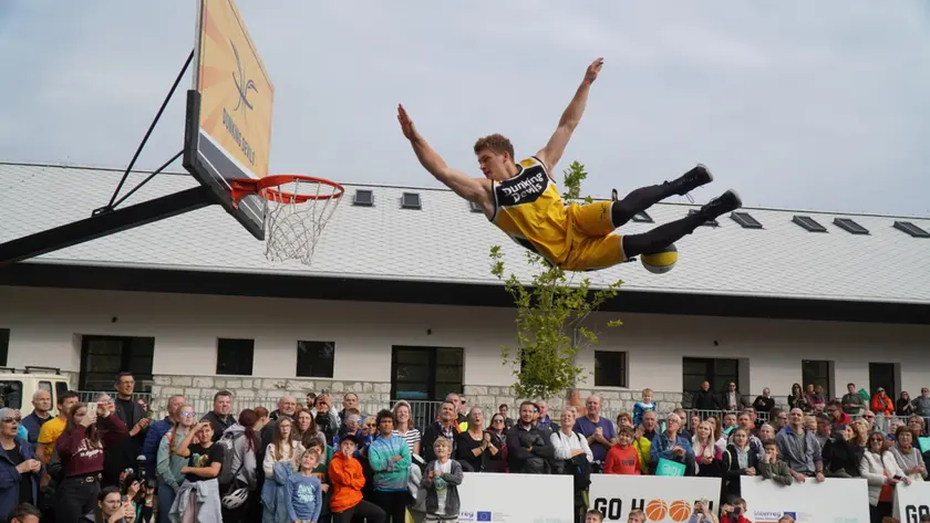 Alcuni momenti dell'inaugurazione del nuovo campo di basket senza confini (foto Marega)