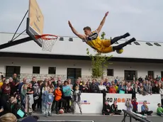 Alcuni momenti dell'inaugurazione del nuovo campo di basket senza confini (foto Marega)
