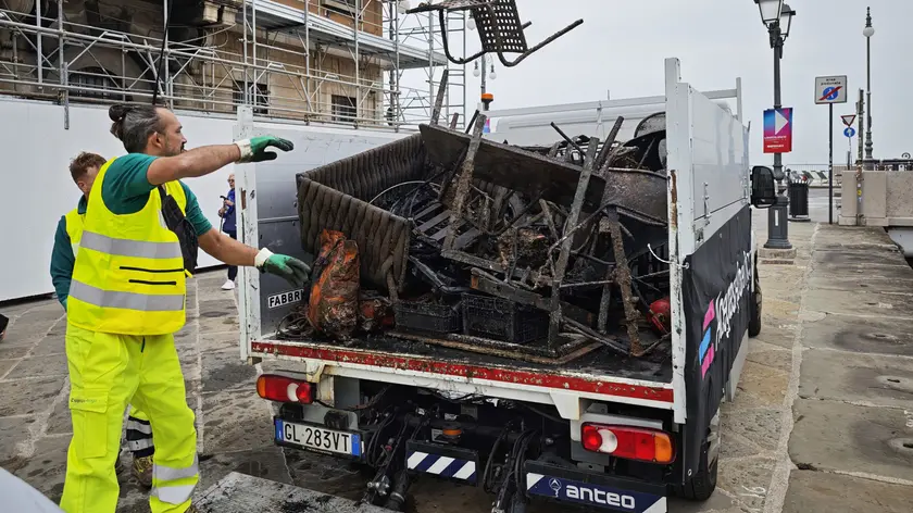 Le operazioni di pulizia del fondale del canale di Ponterosso (foto Lasorte)