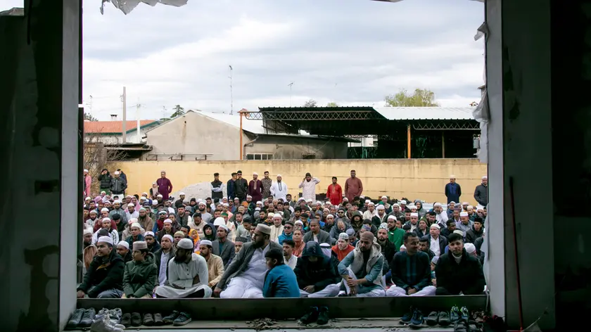 L’ultimo Ramdan in città, qui una parte della comunità islamica in preghiera all’ex Hardi, non più agibile per il culto collettivo Bonaventura
