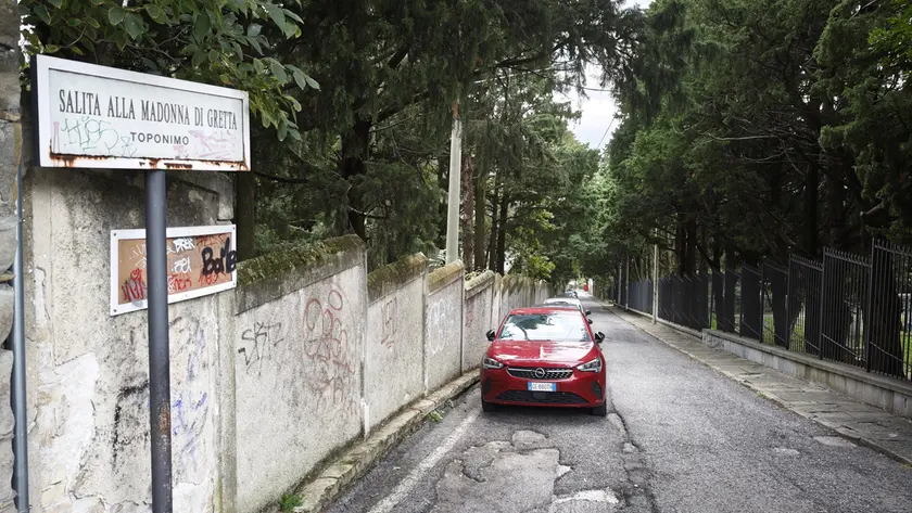 Salita Madonna di Gretta da strada del Friuli Foto Lasorte