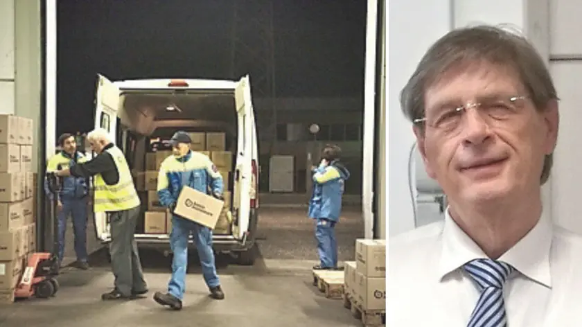 Volontari al lavoro nel Banco alimentare, a destra il presidente Paolo Olivo