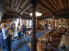 Turisti nel castello di Miramare (Lasorte)