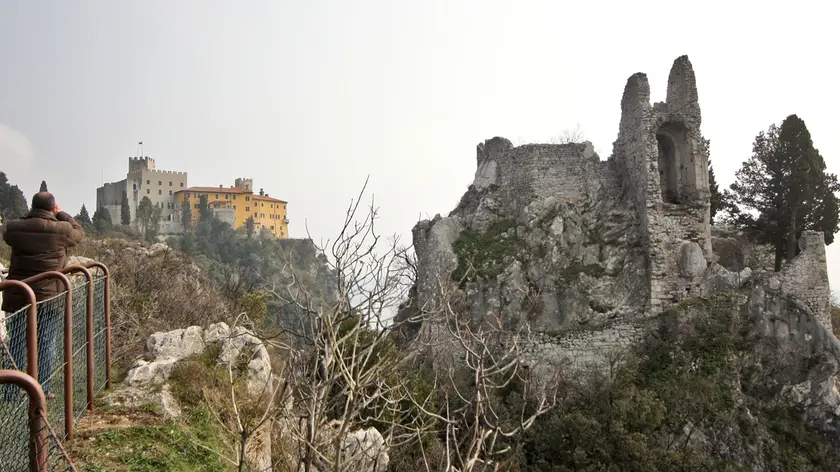 Il rudere del vecchio castello di Duino e il nuovo