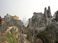 Il rudere del vecchio castello di Duino e il nuovo