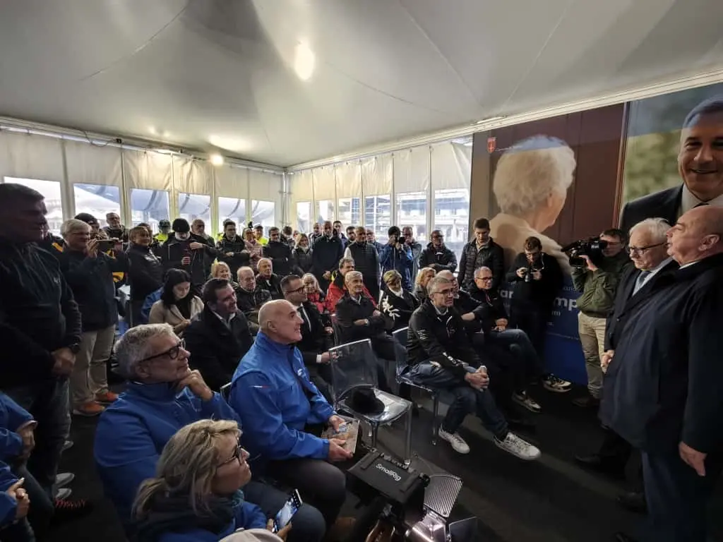 L'inaugurazione del batiscafo Trieste sotto il gazebo che accoglie anche il materiale illustrativo (Lasorte)