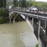 Il fiume Isonzo, dopo le piogge abbondanti di ieri mattina, appariva ingrossato e all’azzurro smeraldo delle sue acque è subentrato il colore del fango. Nelle foto di Roberto Marega, il corso d’acqua all’altezza di Piuma.