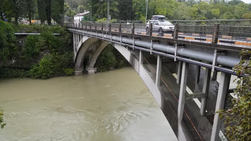 Il fiume Isonzo, dopo le piogge abbondanti di ieri mattina, appariva ingrossato e all’azzurro smeraldo delle sue acque è subentrato il colore del fango. Nelle foto di Roberto Marega, il corso d’acqua all’altezza di Piuma.