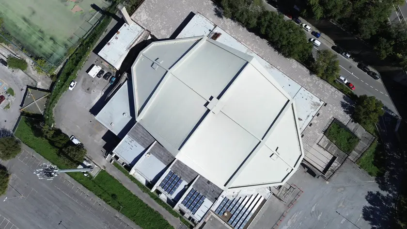 Il palazzetto di Chiarbola visto dal drone: gli impianti sportivi rientrano nel Peba Foto Francesco Bruni