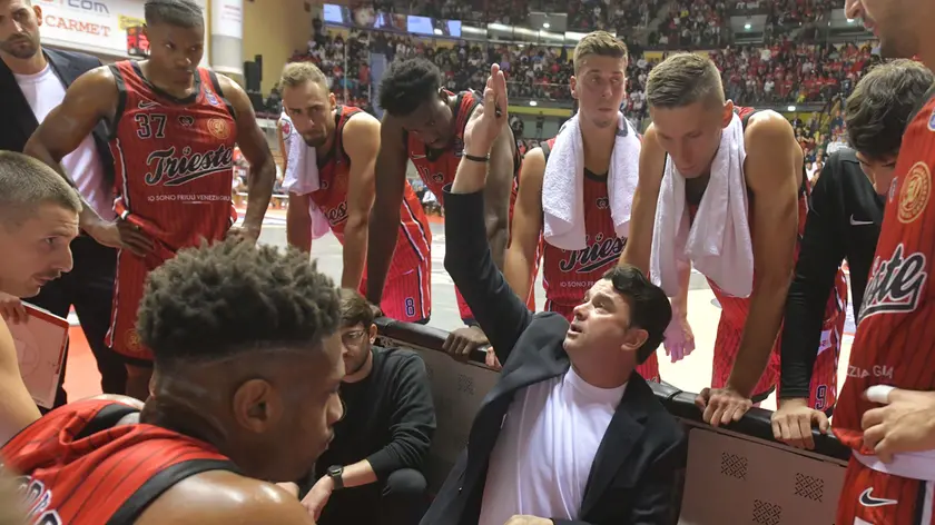 Gonzalez a colloquio con la squadra durante un timeout Foto Bruni