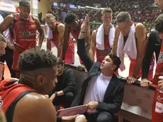 Gonzalez a colloquio con la squadra durante un timeout Foto Bruni