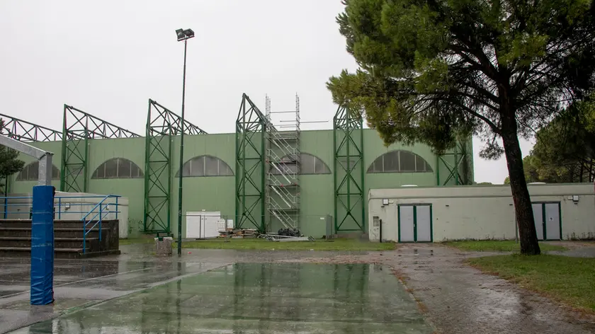 Il palazzetto sotto la pioggia battente