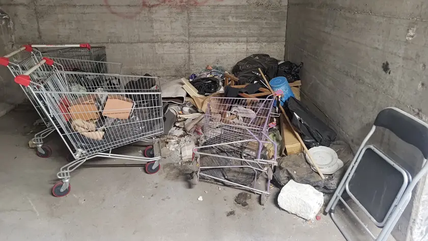 Le immagini delle condizioni di degrado in cui versa il comprensorio Ater di Valmaura