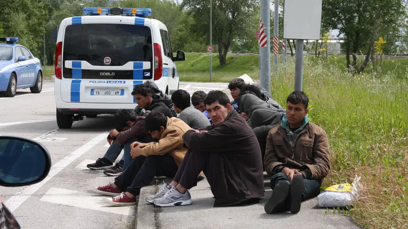 Un gruppo di migranti intercettato lungo il Canale ovest di Monfalcone (Bonaventura)