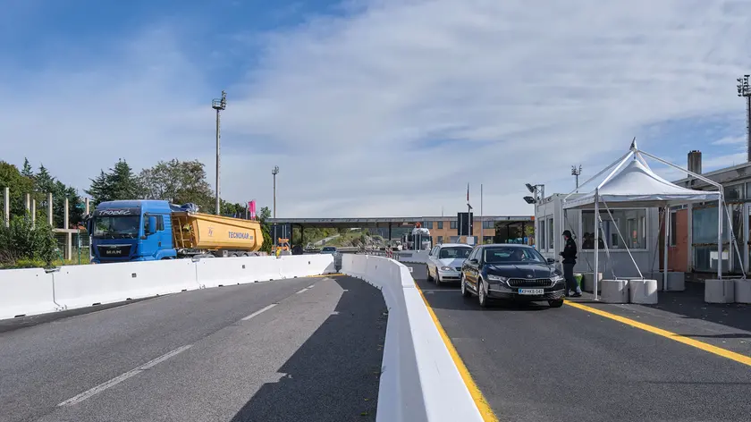 La nuova doppia corsia a Fernetti, con i mezzi che entrano in Italia: da una parte i Tir e dall’altra le auto (Silvano)