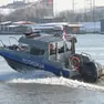 Una motovedetta della polizia serba impegnata in un controllo nelle acque del Danubio