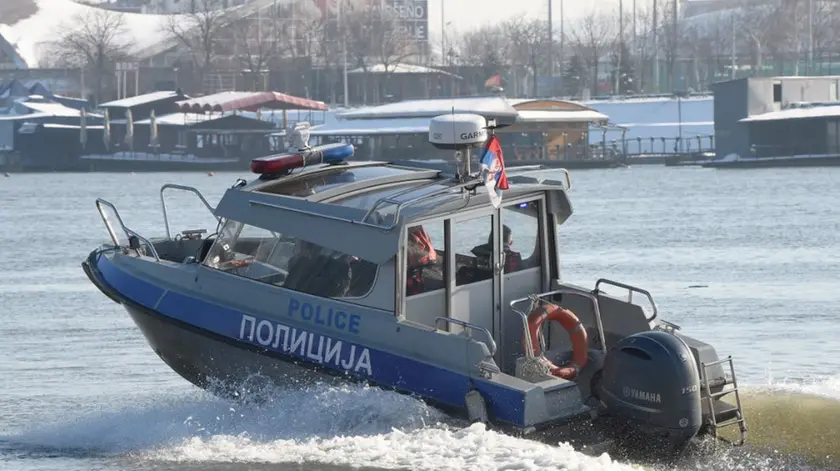 Una motovedetta della polizia serba impegnata in un controllo nelle acque del Danubio