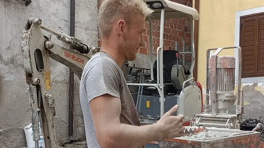 Andrea Misson impegnato in una lavorazione in un cantiere edile