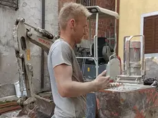 Andrea Misson impegnato in una lavorazione in un cantiere edile