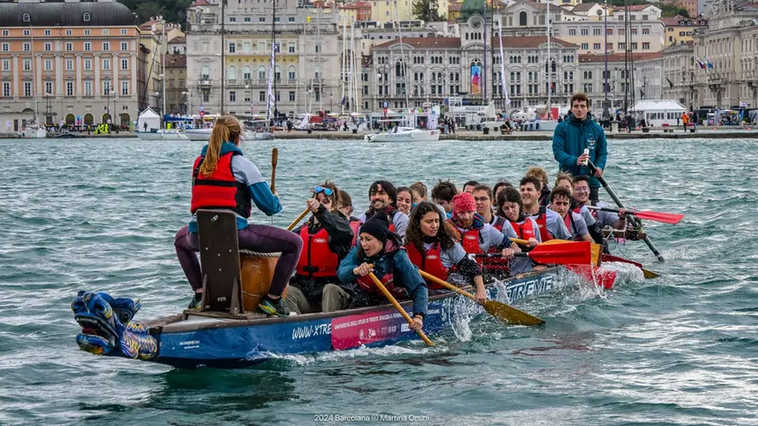 Uno degli appuntamenti più divertenti della kermesse: la sfida tra le Dragon Boat universitarie